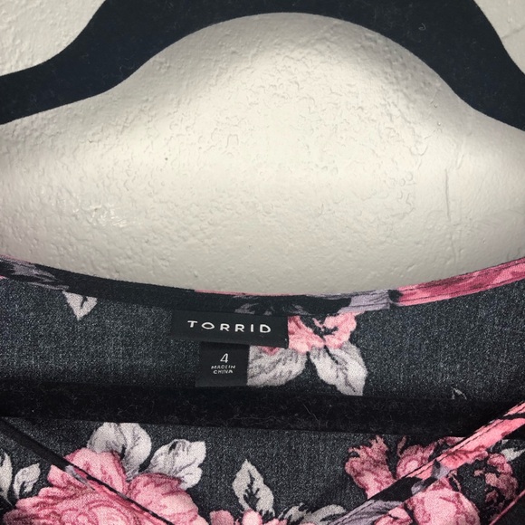 Torrid Rose Floral Print Cross Font Top 4x - Picture 4 of 7